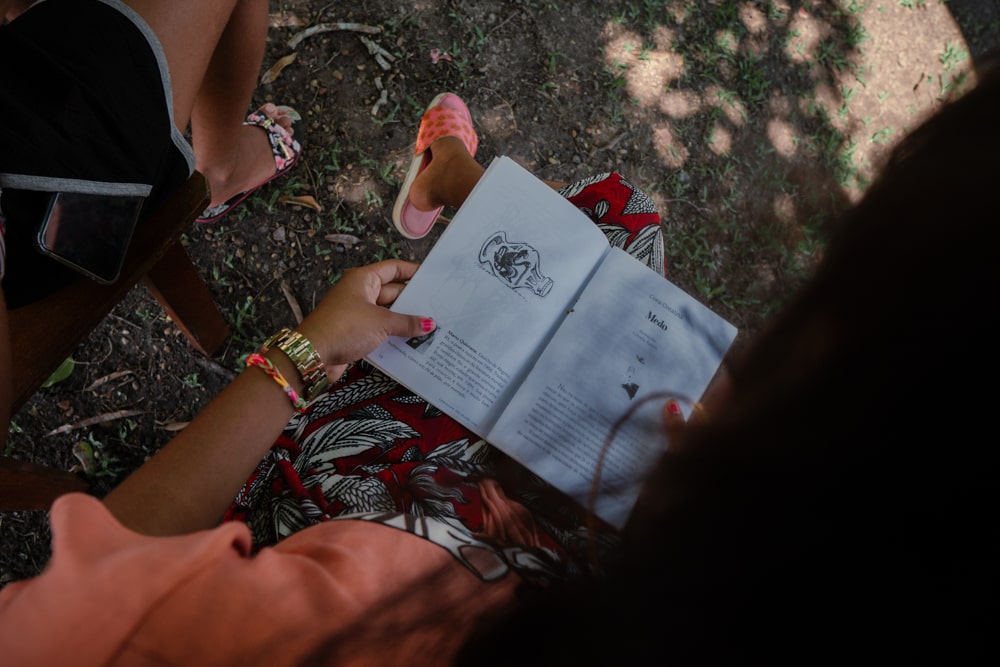 Menina segurando livro durante atividade de leitura realizada em sua atividade no interior do Amazonas.