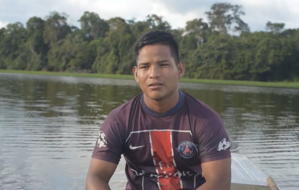 Homem que faz parte da equipe de manejo sustentável de pirarucu, apoiado pela Fundação Amazônia Sustentável (FAS).