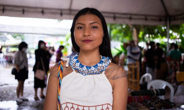 Mulher indígena participando da Feira da FAS, evento realizado pela Fundação Amazônia Sustentável (FAS).