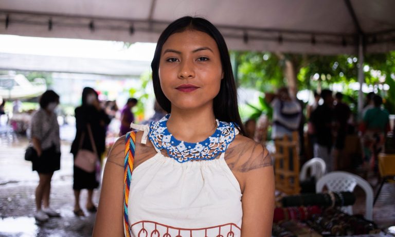 Mulher indígena participando da Feira da FAS, evento realizado pela Fundação Amazônia Sustentável (FAS).