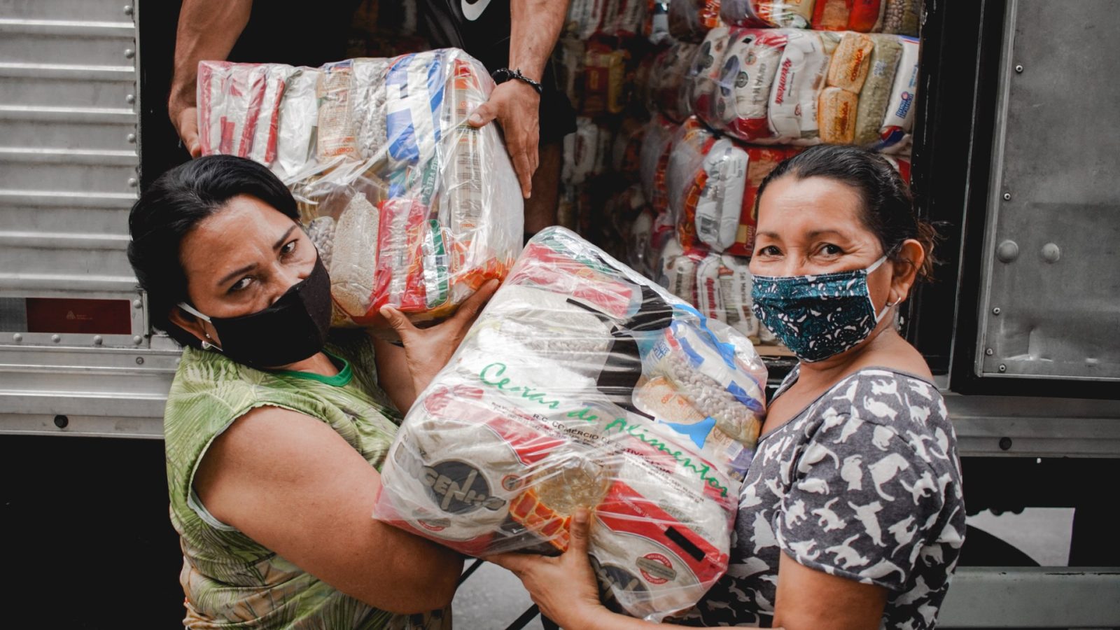 Mulheres da comunidade Santa Luzia, no bairro periférico Educandos, em Manaus (AM), recebendo cestas básicas durante uma ação da Fundação Amazônia Sustentável (FAS), com apoio da Embaixada da França.