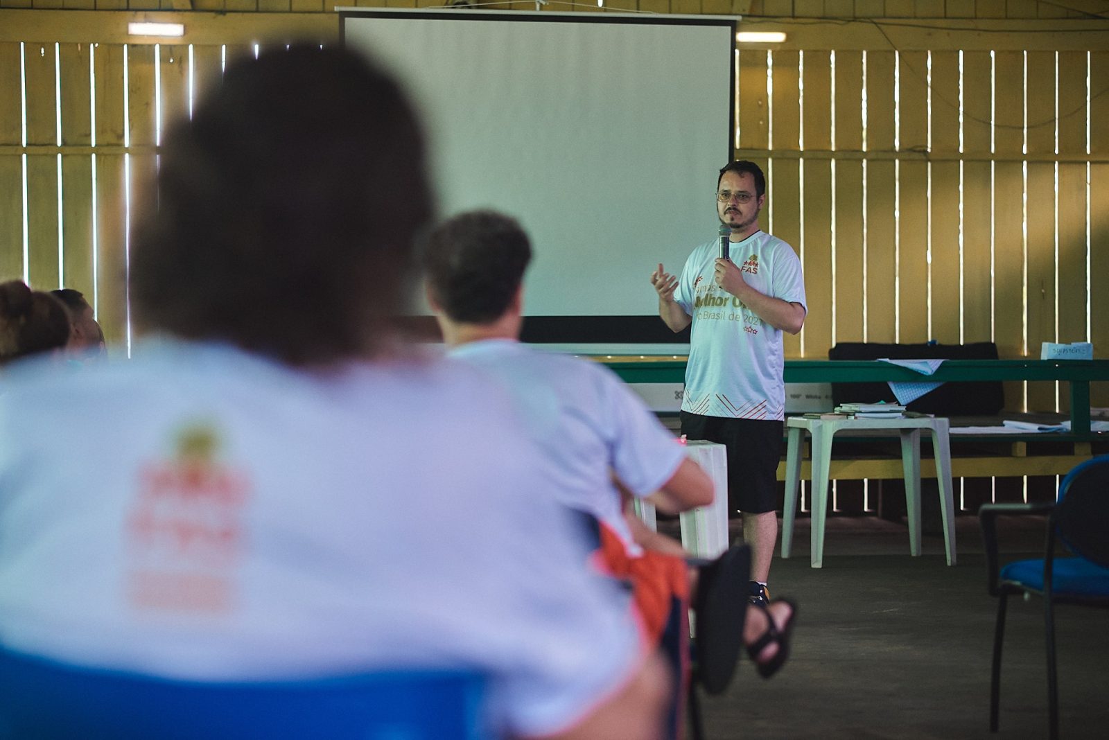 Homem dando palestra para o time da Fundação Amazônia Sustentável (FAS).