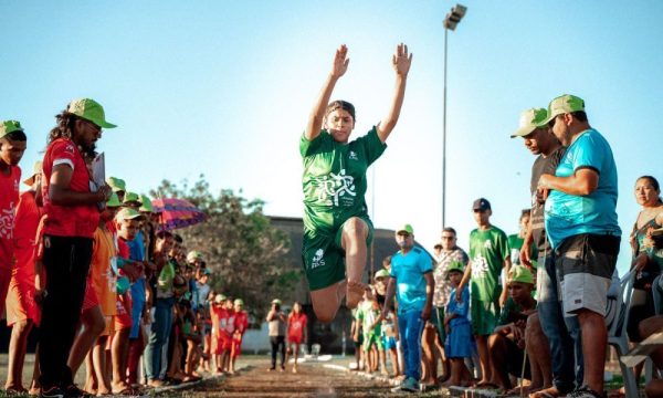 Menina competindo salto à distância durante Olímpiada na Floresta realizada pela Fundação Amazônia Sustentável (FAS).