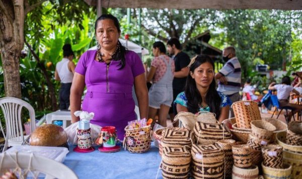 Mulheres fazendo a venda de seus artesanatos durante Feira da FAS realizada pela Fundação Amazônia Sustentável (FAS).