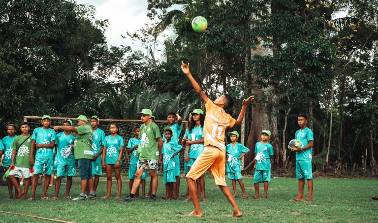 Menino jogando vôlei durante atividade das Olímpiadas da Floresta realizada pela Fundação Amazônia Sustentável (FAS).