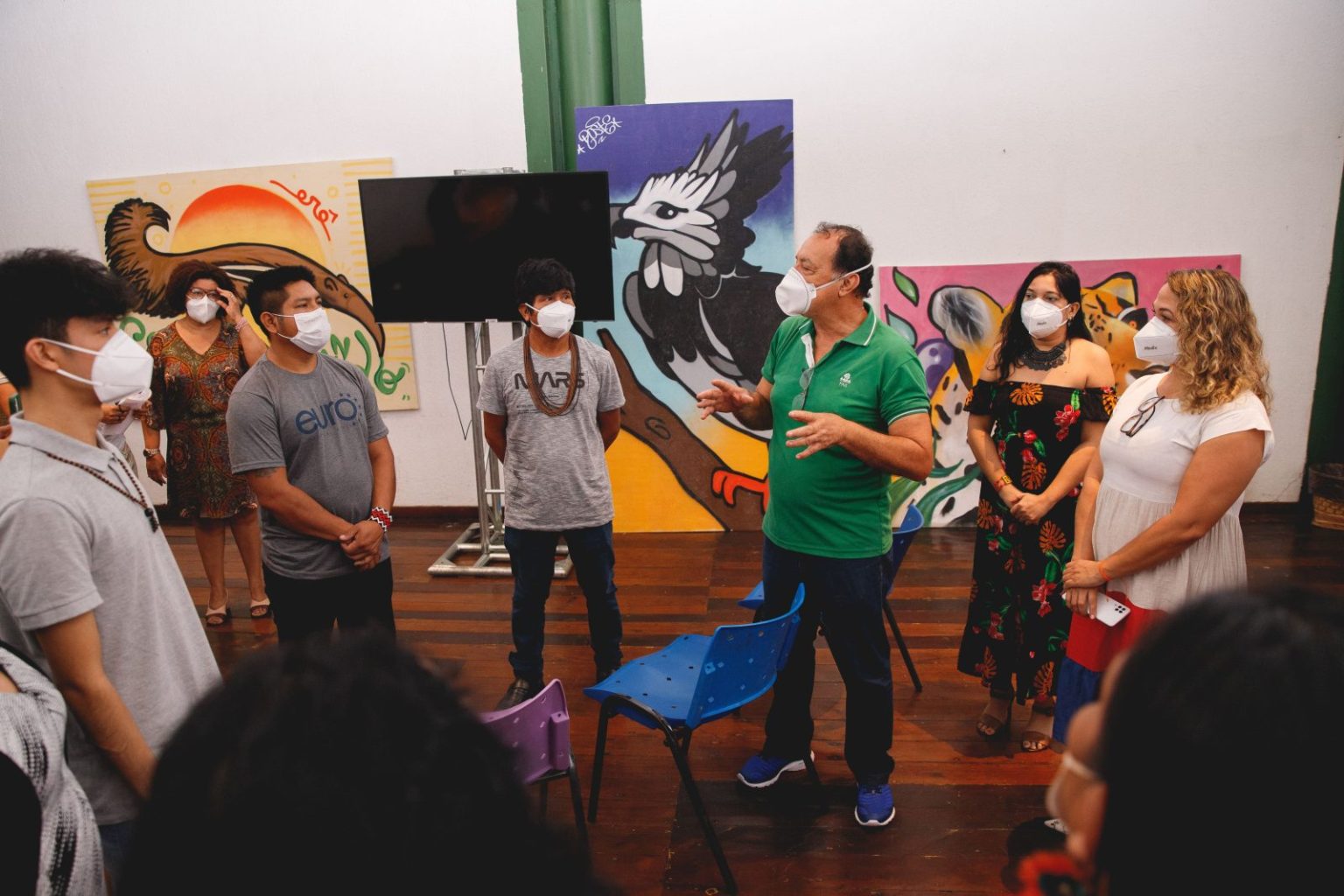 Pessoas reunidas na sede da Fundação Amazônia Sustentável (FAS).