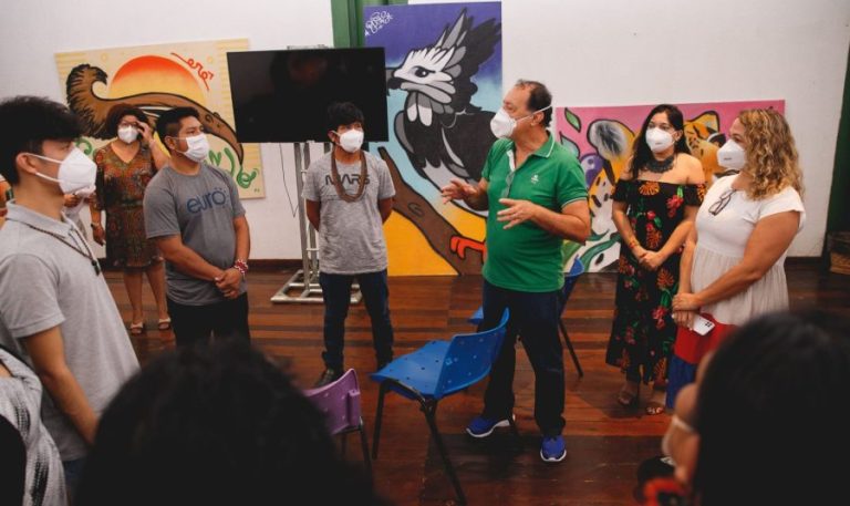 Pessoas reunidas na sede da Fundação Amazônia Sustentável (FAS).