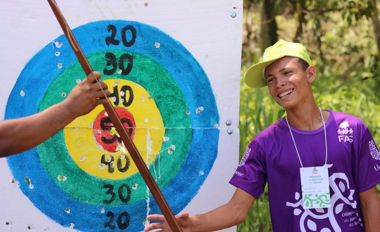 Garoto competindo a modalidade de arco e flecha durante as Olímpiadas da Floresta realizada pela Fundação Amazônia Sustentável (FAS), no interior do Amazonas.