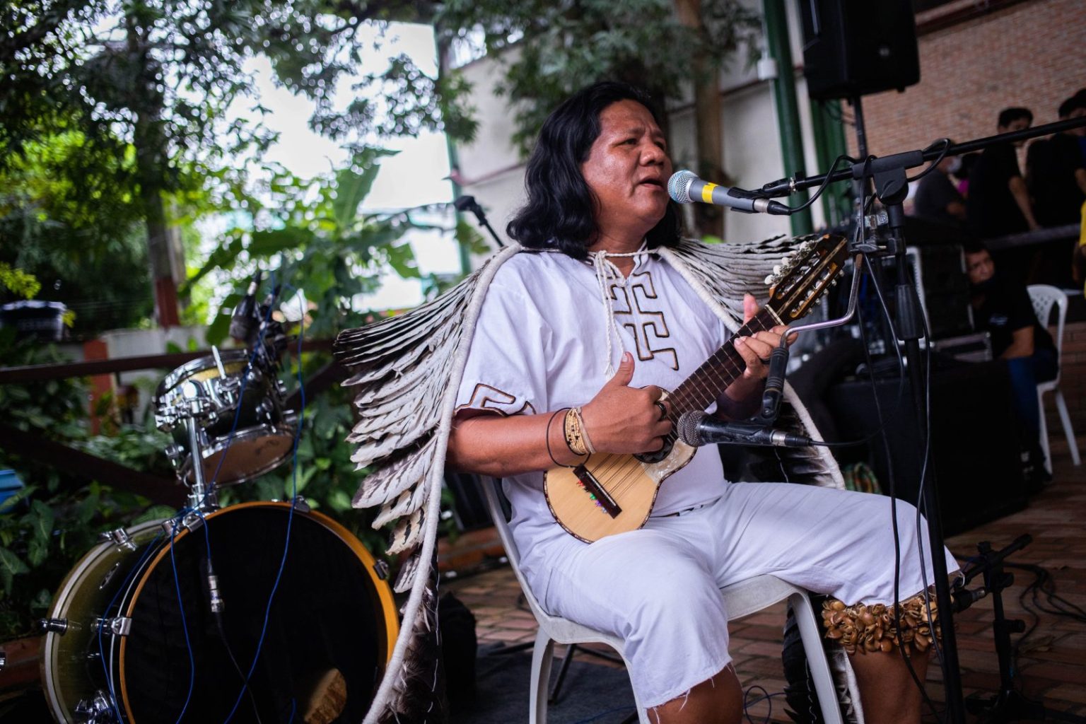 Artista indígena se apresentando durante Feira da FAS realizada pela Fundação Amazônia Sustentável (FAS).
