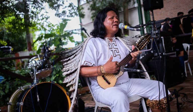 Artista indígena se apresentando durante Feira da FAS realizada pela Fundação Amazônia Sustentável (FAS).