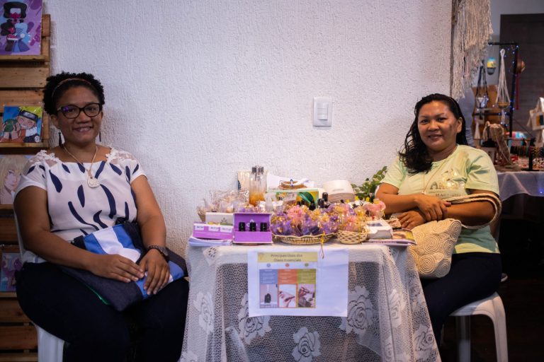 Expositoras durante evento da Feira da FAS, realizada pela Fundação Amazônia Sustentável (FAS).
