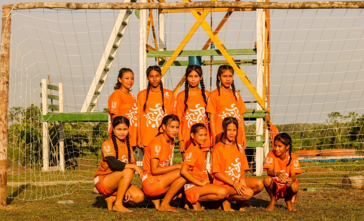 Time de futebol feminino participando das Olímpiadas da Floresta, realizada pela Fundação Amazônia Sustentável (FAS).