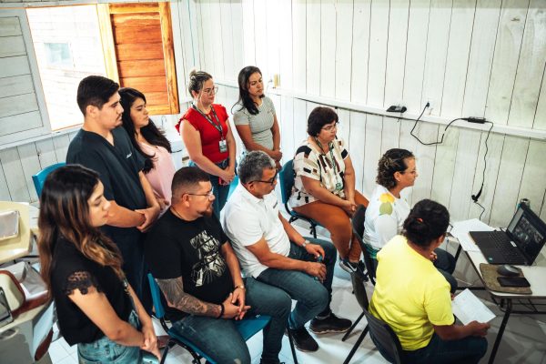 Pessoas reunidas durante videochamada com o presidente Lula para discutir sobre Telessaúde na Amazônia.