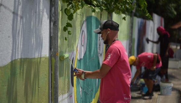 Homem pintando parede durante ação da Virada Sustentável Manaus, realizada pela Fundação Amazônia Sustentável (FAS).