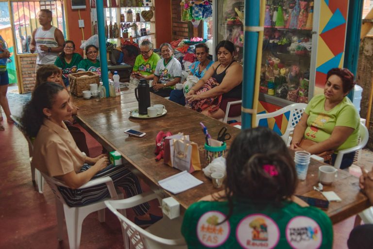 Mulheres reunidas durante atividade da Virada Sustentável Manaus, realizada pela Fundação Amazônia Sustentável (FAS).