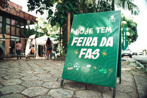 Banner divulgando a Feira da FAS, realizada mensalmente na sede da Fundação Amazônia Sustentável (FAS) em Manaus.