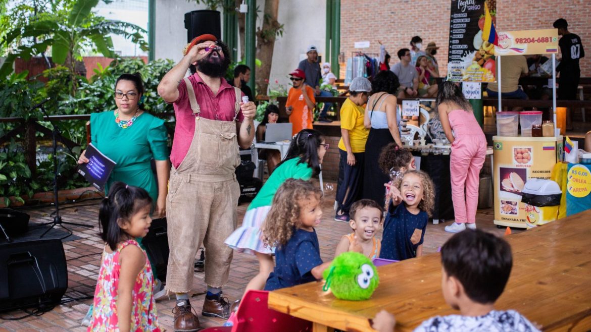 Crianças se divertindo durante Feira da FAS realizada pela Fundação Amazônia Sustentável (FAS).