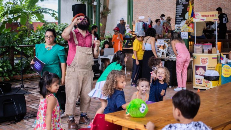 Crianças se divertindo durante Feira da FAS realizada pela Fundação Amazônia Sustentável (FAS).