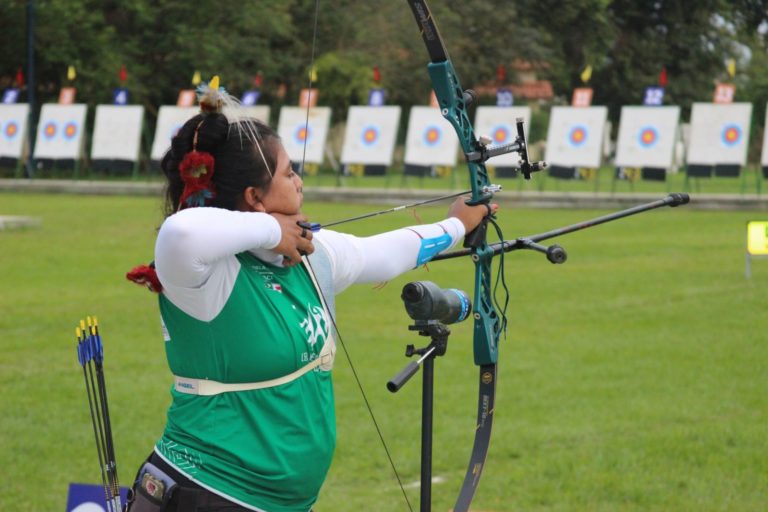 Atleta participando de uma competição de arquearia.