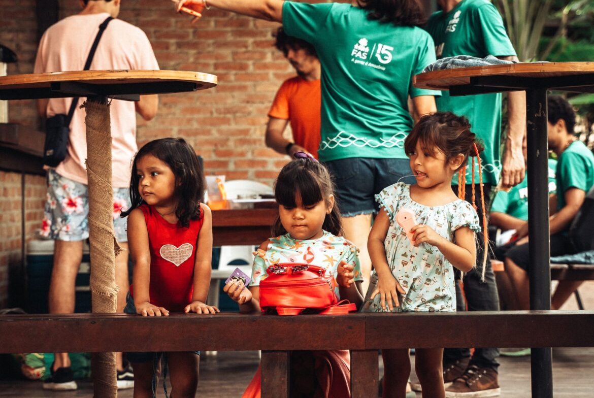 Crianças participando da Feira da FAS, realizada pela Fundação Amazônia Sustentável (FAS) em Manaus.