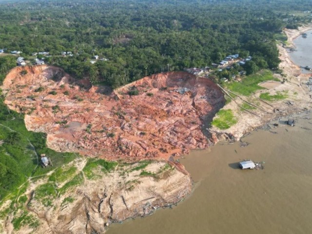 Deslizamento de terra que aconteceu no interior do Amazonas.