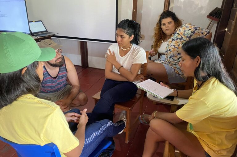 Alunos fazendo oficina do projeto Repórteres da Floresta realizado pela Fundação Amazônia Sustentável (FAS).