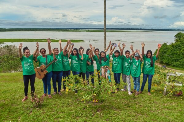 Alunos durante atividade em sua comunidade realizada pelo Programa de Educação para a Sustentabilidade (PES) da Fundação Amazônia Sustentável (FAS).