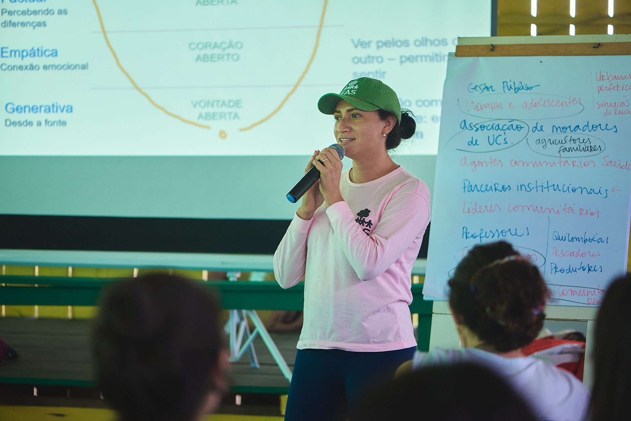 Colaboradora da Fundação Amazônia Sustentável (FAS) palestrando durante atividade em campo.