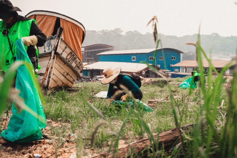 Voluntária ajudando na coleta de resíduos durante atividade da Virada Sustentável Manaus, realizada pela Fundação Amazônia Sustentável (FAS).