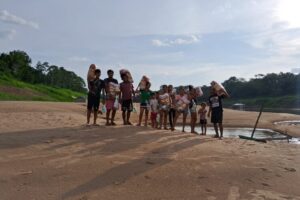 Comunitários recebendo cestas básicas durante ação da Aliança Amazônia Clima, apoiada pela Fundação Amazônia Sustentável (FAS).