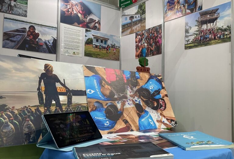 Exposição da Fundação Amazônia Sustentável (FAS) sobre suas atividades de educação ambiental.