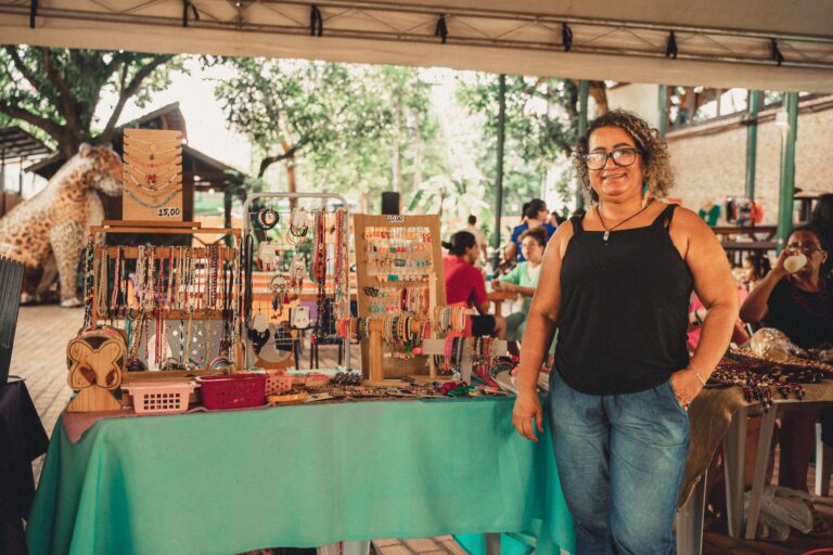 Expositora com seu stand montado na Feira da FAS, realizada na Fundação Amazônia Sustentável (FAS).