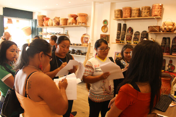 Mulheres participando de uma oficina de empreendedorismo realizada pela Fundação Amazônia Sustentável (FAS).