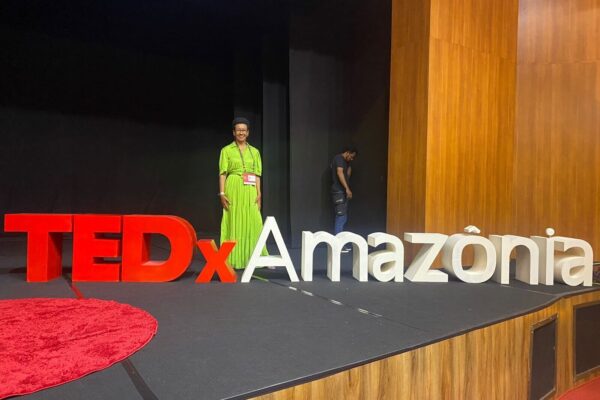 Valcléia Solidade no TEDxAmazônia, palestrando sobre o trabalho da Fundação Amazônia Sustentável (FAS) nas comunidades indígenas e tradicionais.