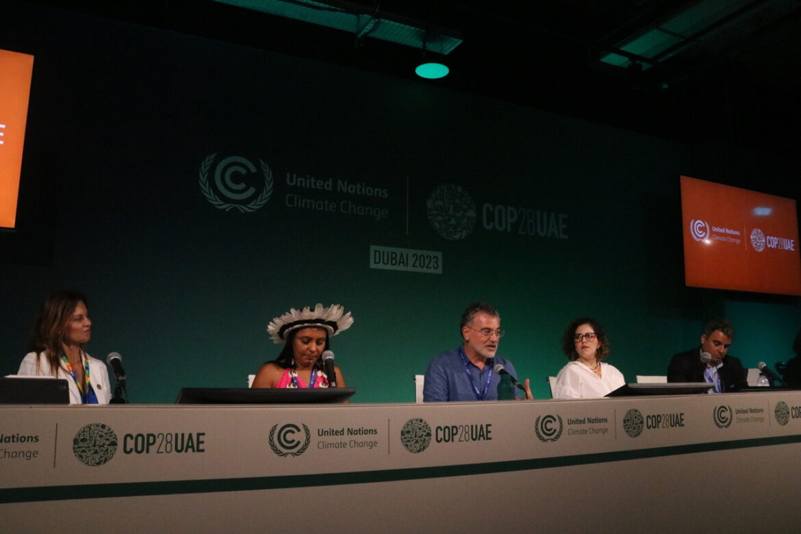 Virgilio Viana participando de um debate durante a COP28 nos Emirados Árabes Unidos.