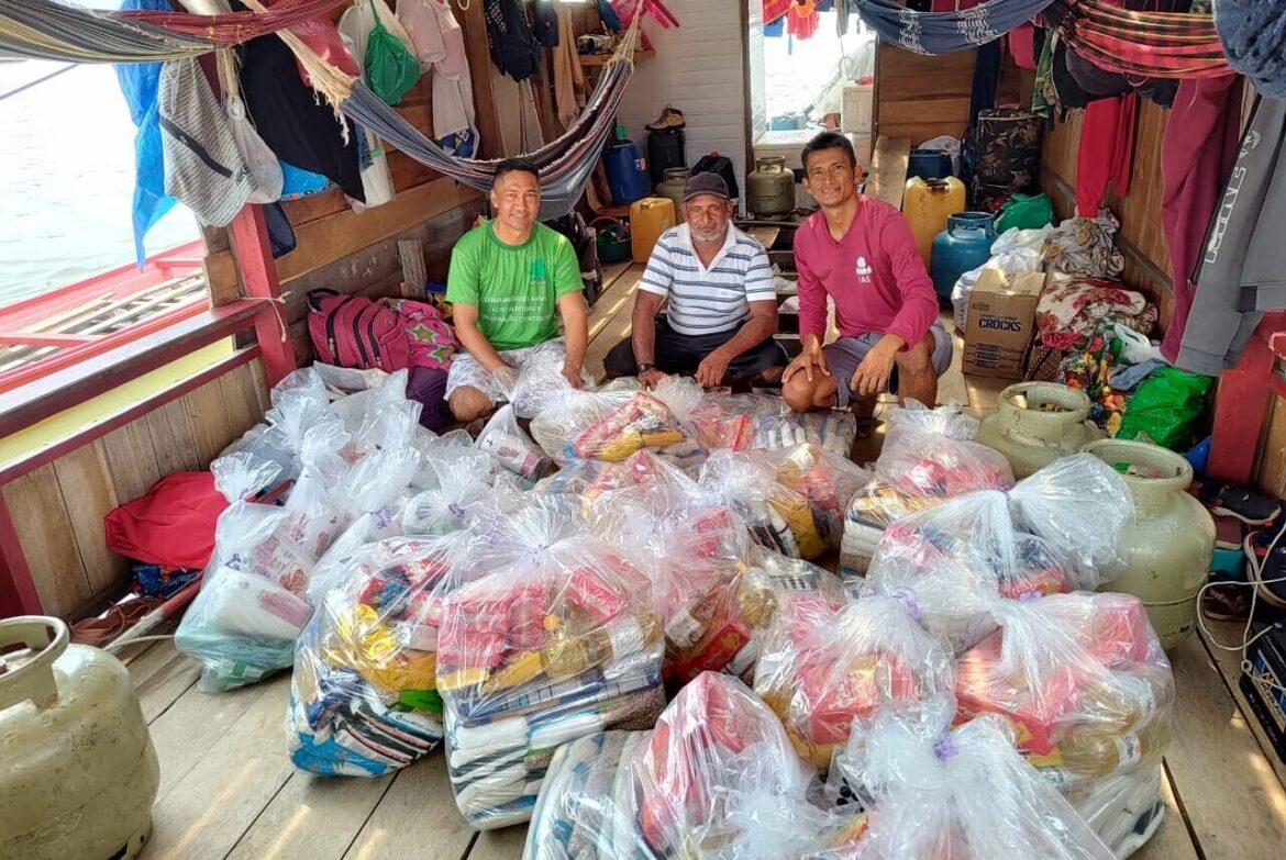 Colaboradores da Fundação Amazônia Sustentável reunidos na doação de cestas básicas para comunidades do interior do Amazonas.