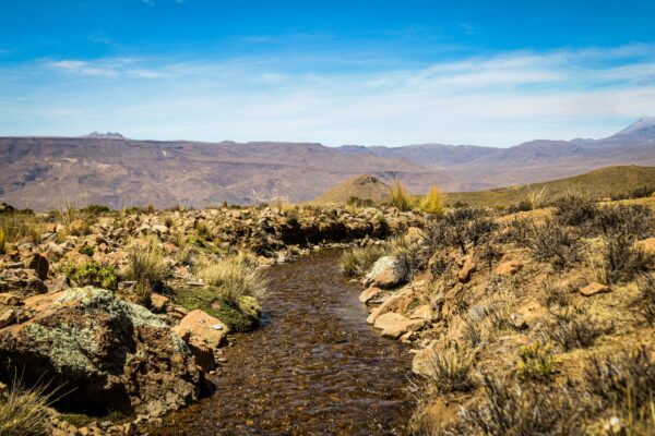 Córrego encontrado em montanha no Peru.