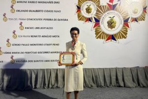Valcléia Solidade sendo homenageada durante evento em Manaus.