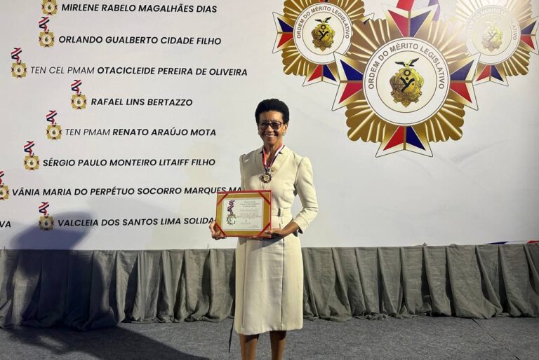 Valcléia Solidade sendo homenageada durante evento em Manaus.
