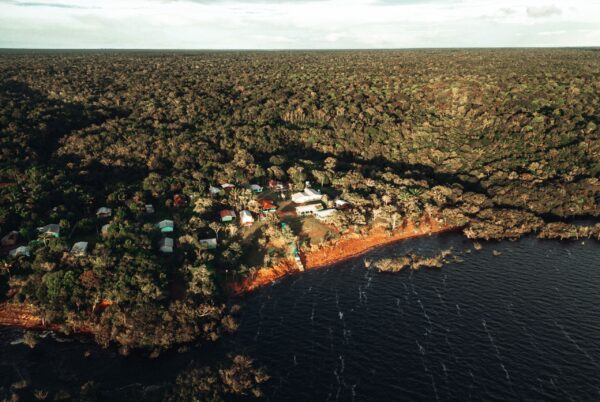 Foto área de comunidade no interior do Amazonas.