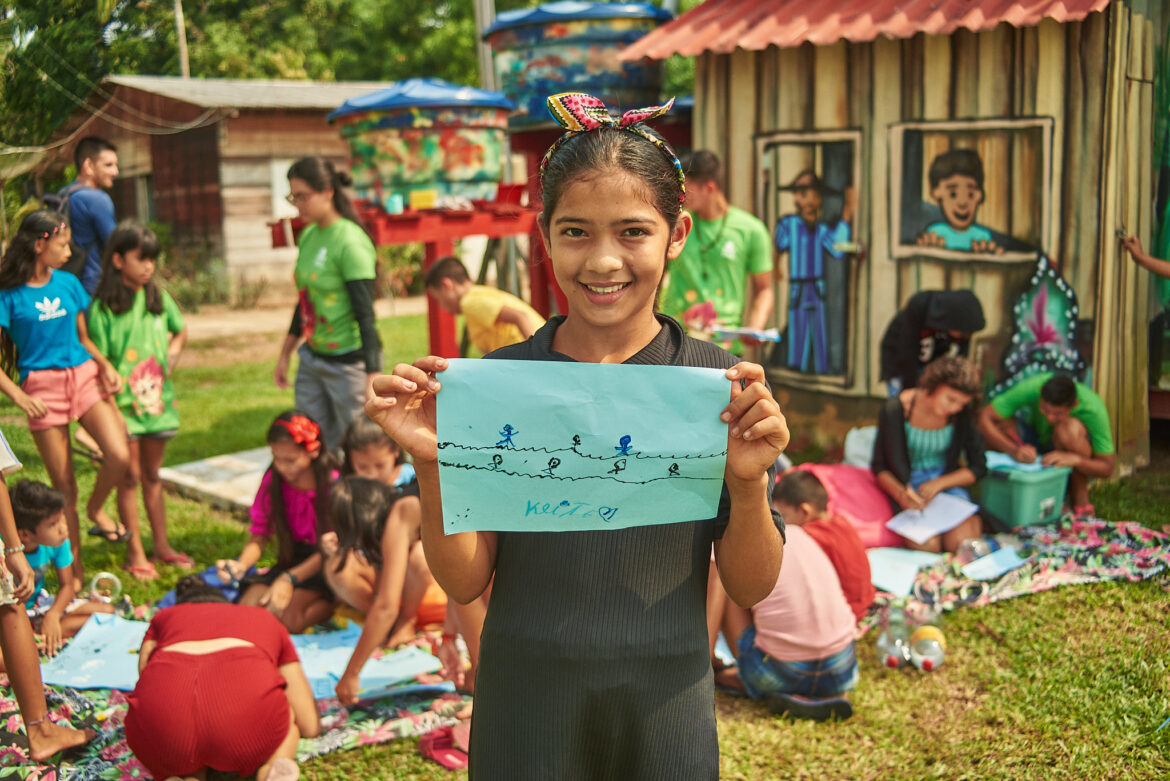 Menina segurando desenho feito durante atividade promovida pela Fundação Amazônia Sustentável (FAS) no interior do Amazonas.