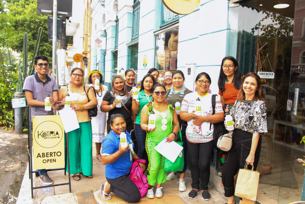 Mulheres participando de oficina promovida pelo projeto Parentas que fazem.