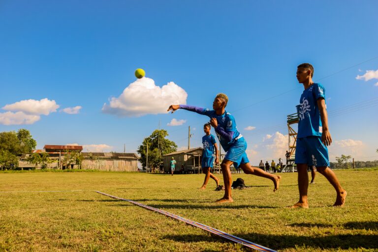 Meninos participando das Olímpiadas da Floresta projeto realizado pela Fundação Amazônia Sustentável (FAS).