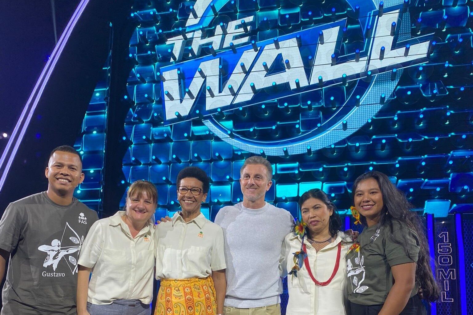 Arqueiros indígenas e equipe da Fundação Amazônia Sustentável (FAS) participando do The Wall, programa exibido aos domingos no Domingão com Huck.