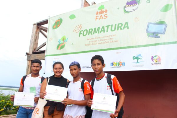 Alunos recebendo seus certificados do projeto de Desenvolvimento Integral de Crianças e Adolescentes Ribeirinhos da Amazônia (Dicara) realizado pela Fundação Amazônia Sustentável (FAS).