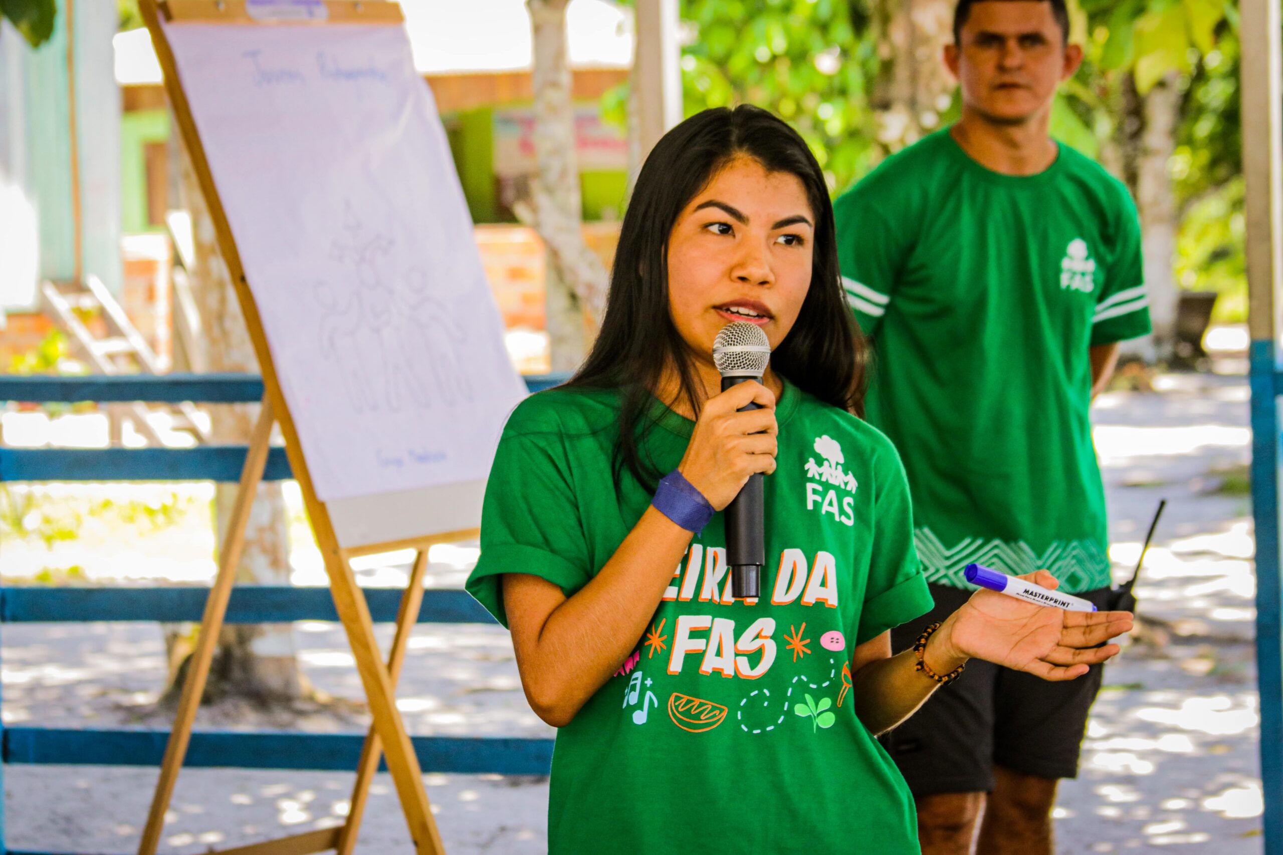 Colaborada da Fundação Amazônia Sustentável (FAS) participando de uma atividade de campo em comunidade indígena na Amazônia.
