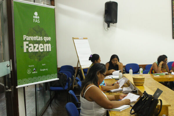 Treinamento para as participantes do projeto Parentas que Fazem, realizado pela Fundação Amazônia Sustentável (FAS) e parceiros.