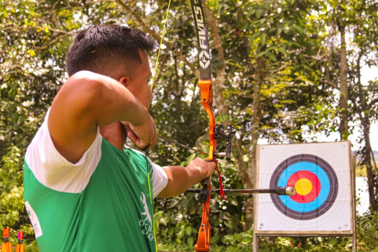 Gustavo Santos, atleta indígena de arco e flecha.