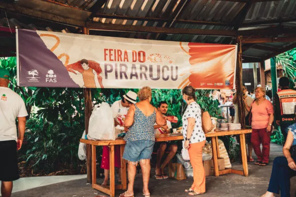 Clientes fazendo compra de pirarucu durante feira realizada pela Fundação Amazônia Sustentável (FAS).