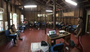 Jovens reunidos durante oficina realizada pela Fundação Amazônia Sustentável (FAS) na Reserva de Desenvolvimento Sustentável (RDS) Uatumã, no município de Itapiranga (339 quilômetros de Manaus).